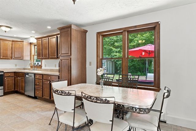 25 Mockingbird Ln, Maynard, MA 01754
