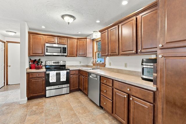 25 Mockingbird Ln, Maynard, MA 01754