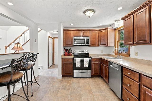 25 Mockingbird Ln, Maynard, MA 01754