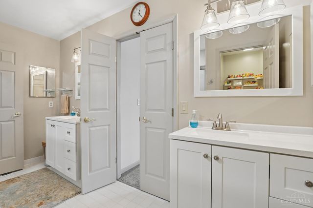 4221 St Andrews Place, Blue Ash, OH 45236