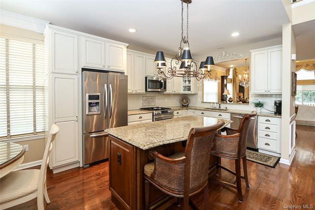 106 Victoria Place, Melville, NY 11747