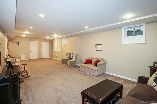 106 Victoria Place, Melville, NY 11747