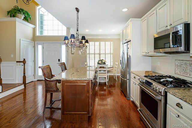 106 Victoria Place, Melville, NY 11747