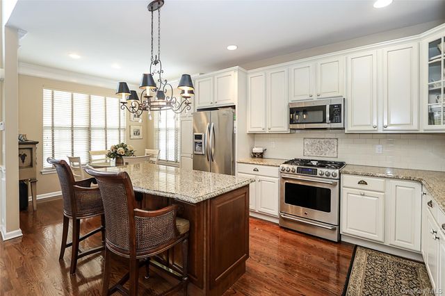 106 Victoria Place, Melville, NY 11747