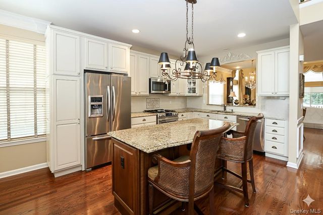 106 Victoria Place, Melville, NY 11747