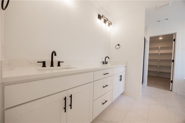 2801 W Rutledge Lane, Fayetteville, AR 72704