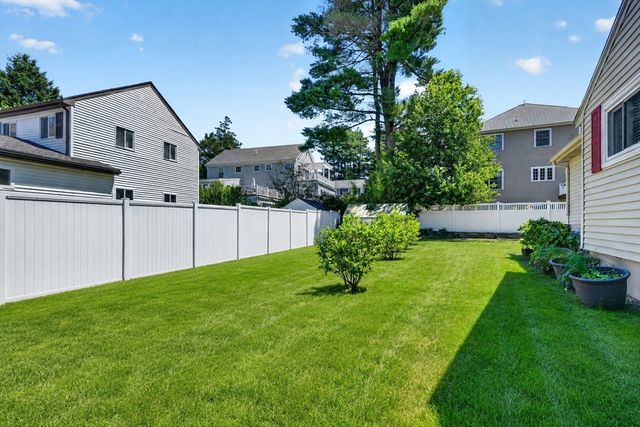 32 Bobolink Rd, Wellesley, MA 02481