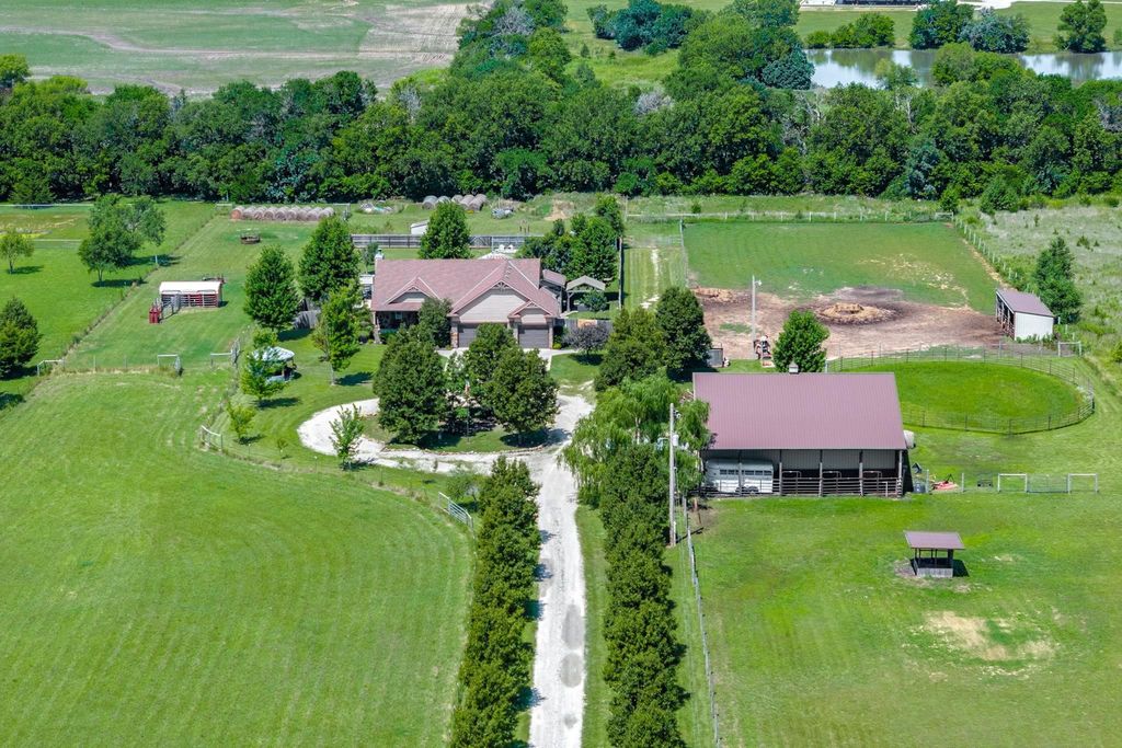 21249 SW Meadowlark Rd, Douglass, KS 67039