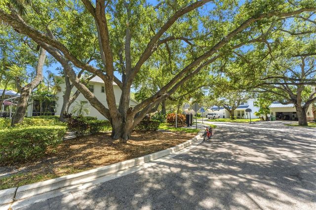 3203 LAKE GREEN COURT, Tampa, FL 33611