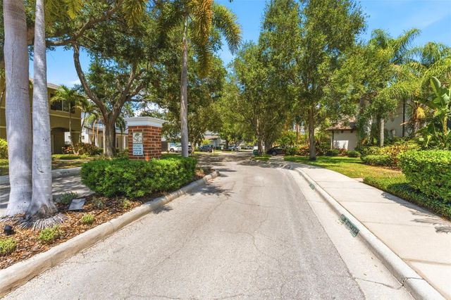 3203 LAKE GREEN COURT, Tampa, FL 33611