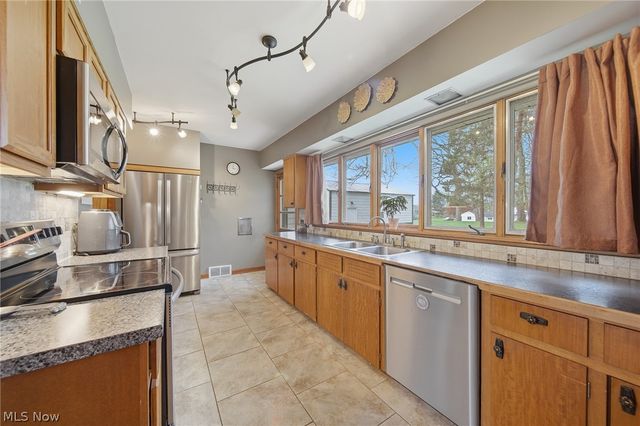 905 Mohawk Trail SW, Hartville, OH 44632