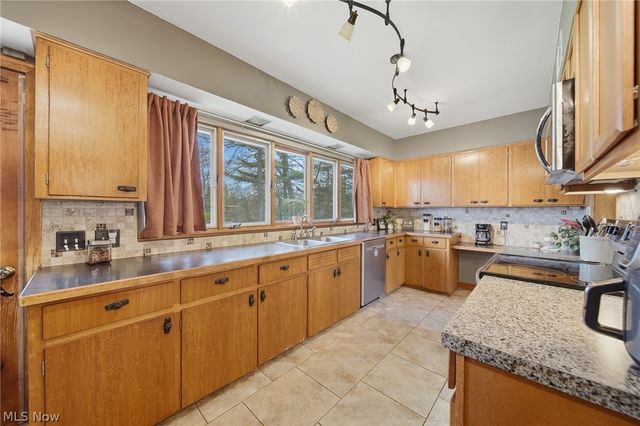 905 Mohawk Trail SW, Hartville, OH 44632