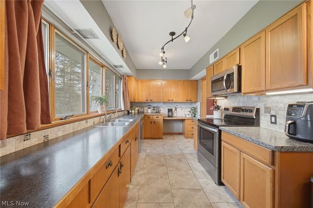 905 Mohawk Trail SW, Hartville, OH 44632