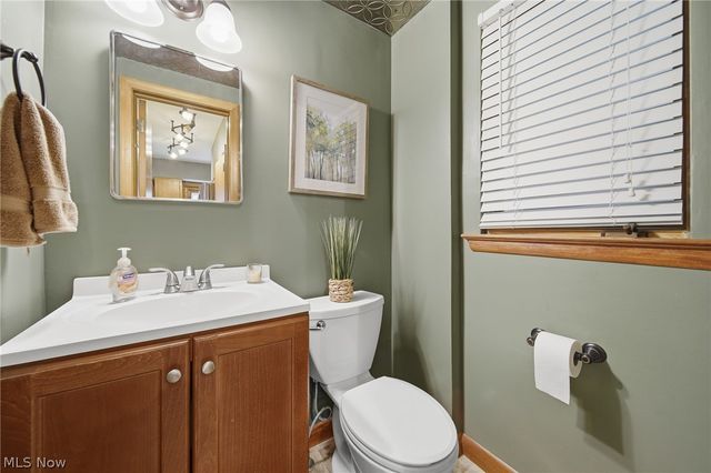 905 Mohawk Trail SW, Hartville, OH 44632