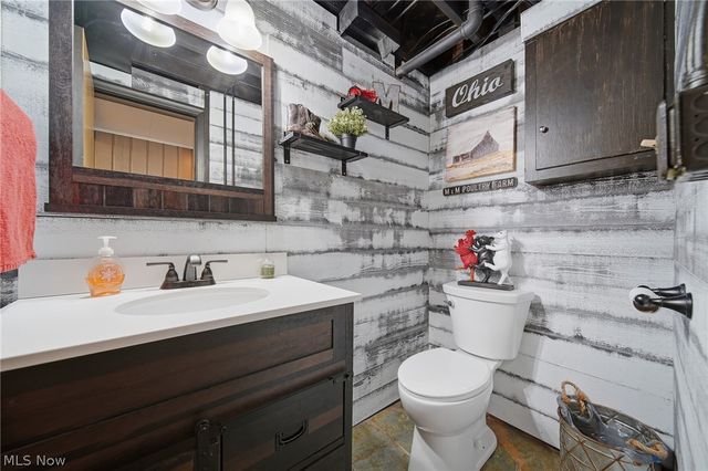 905 Mohawk Trail SW, Hartville, OH 44632