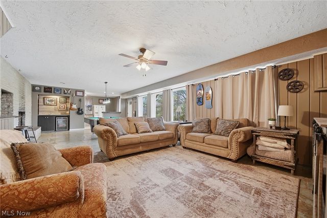 905 Mohawk Trail SW, Hartville, OH 44632