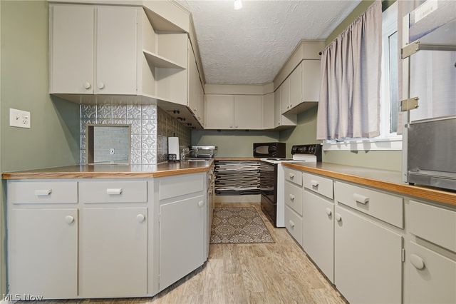 905 Mohawk Trail SW, Hartville, OH 44632