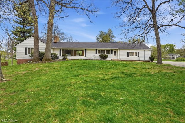905 Mohawk Trail SW, Hartville, OH 44632