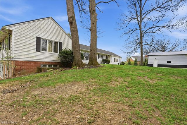 905 Mohawk Trail SW, Hartville, OH 44632