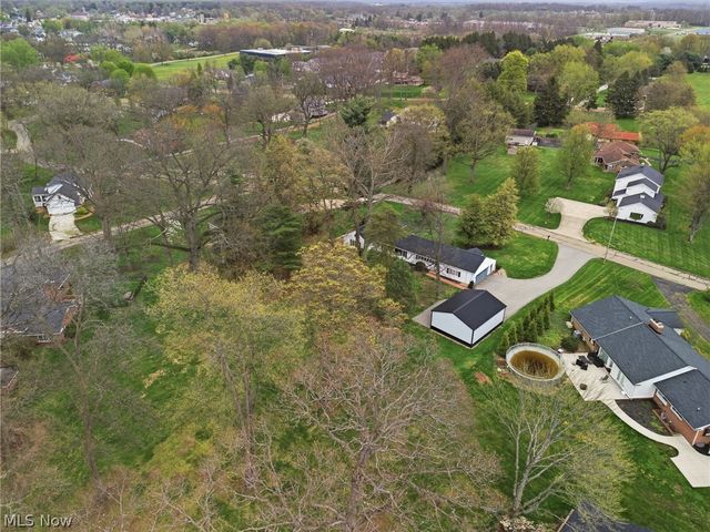 905 Mohawk Trail SW, Hartville, OH 44632