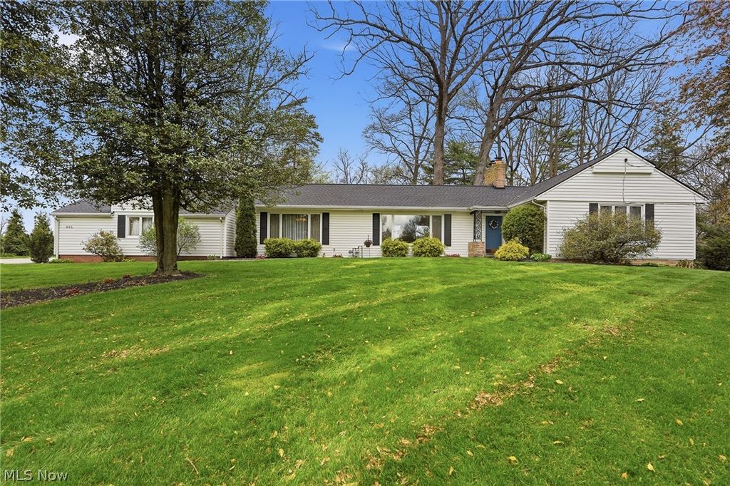 905 Mohawk Trail SW, Hartville, OH 44632