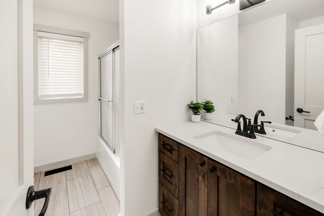 1009 E 6th Street, Pella, IA 50219