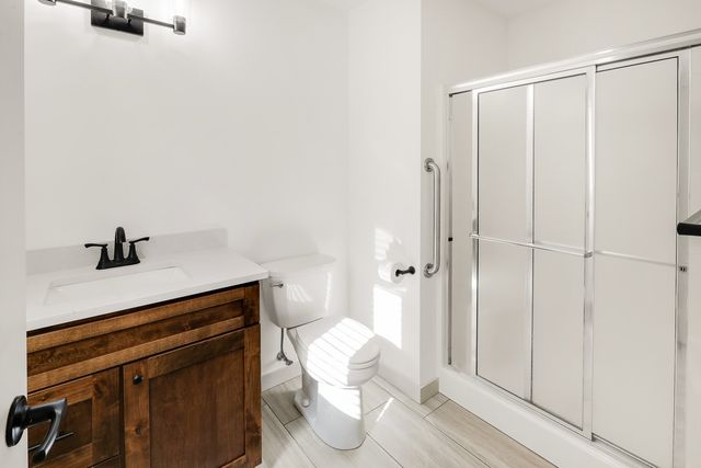 1009 E 6th Street, Pella, IA 50219