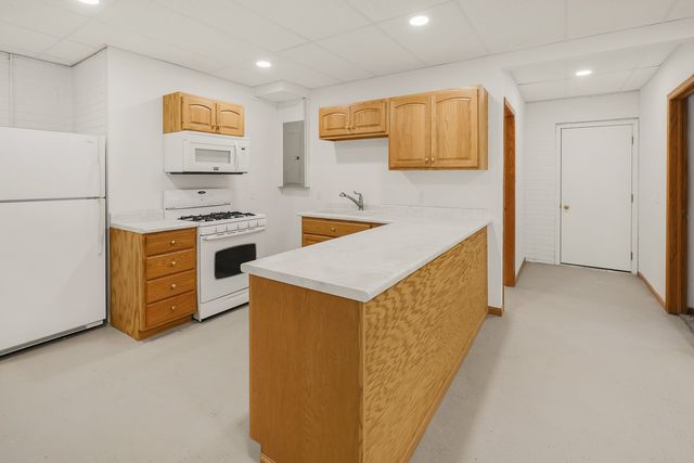 1009 E 6th Street, Pella, IA 50219