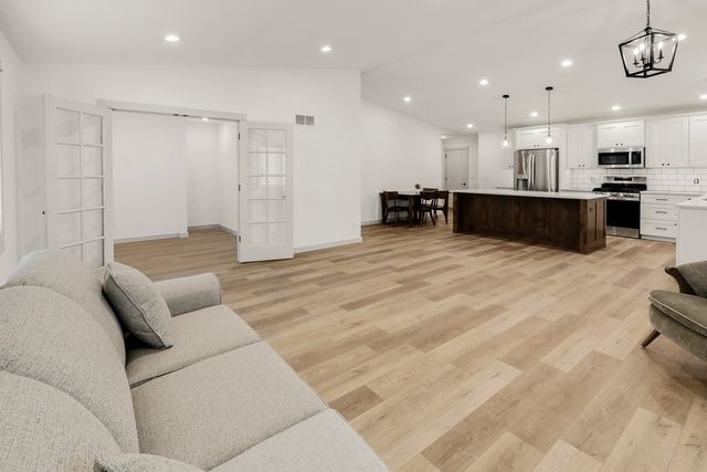 1009 E 6th Street, Pella, IA 50219