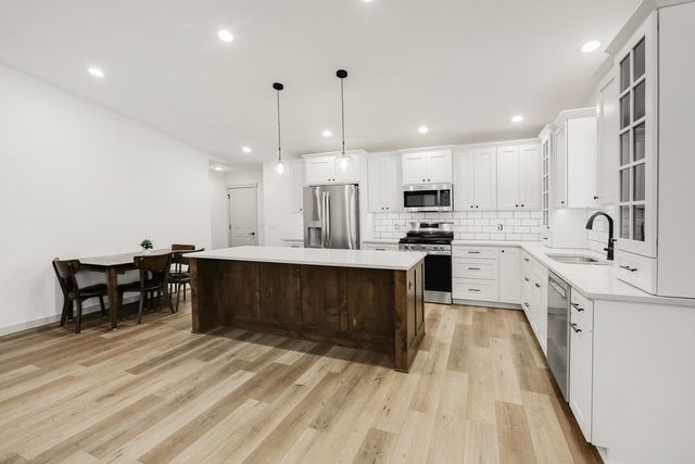 1009 E 6th Street, Pella, IA 50219