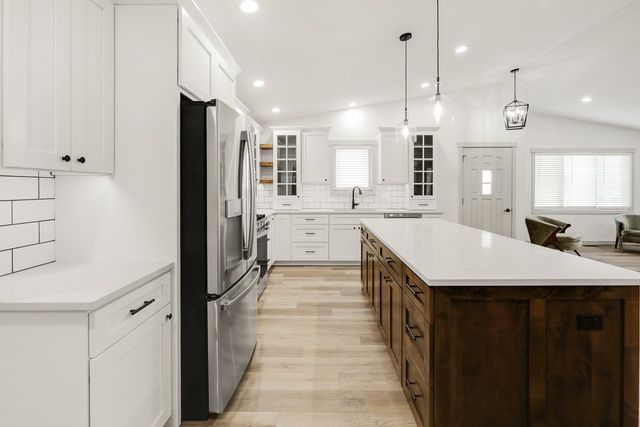 1009 E 6th Street, Pella, IA 50219