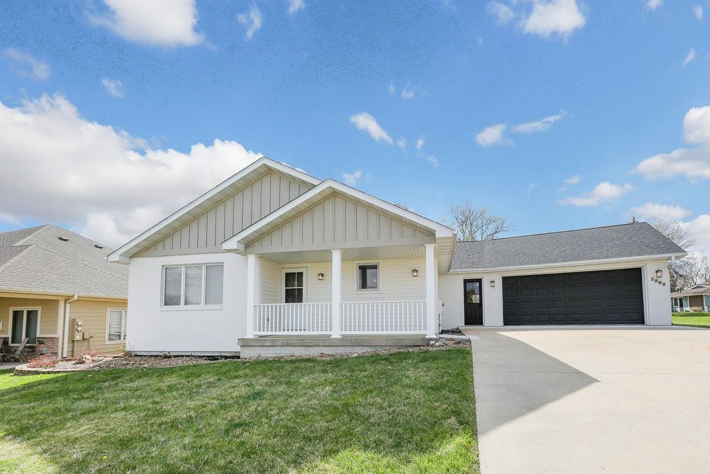 1009 E 6th Street, Pella, IA 50219