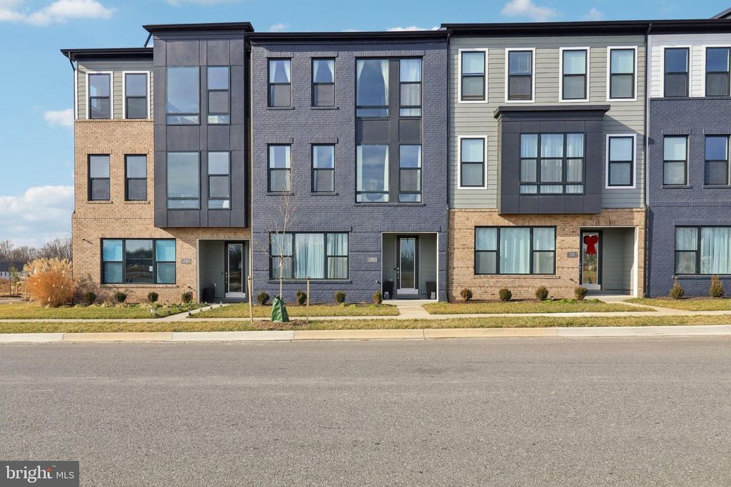 717 FAIRMONT DR, Bowie, MD 20716