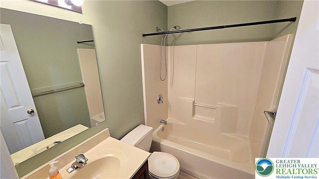 6668 Pioneer Drive, Lower Macungie Twp, PA 18062