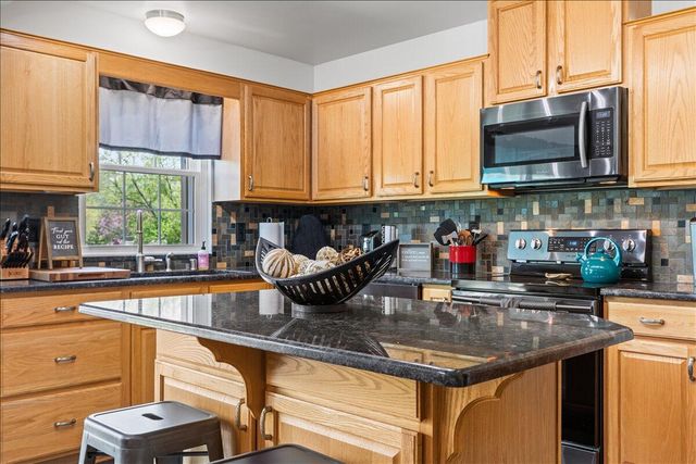 1990 Hummingbird DRIVE, Jackson, WI 53037