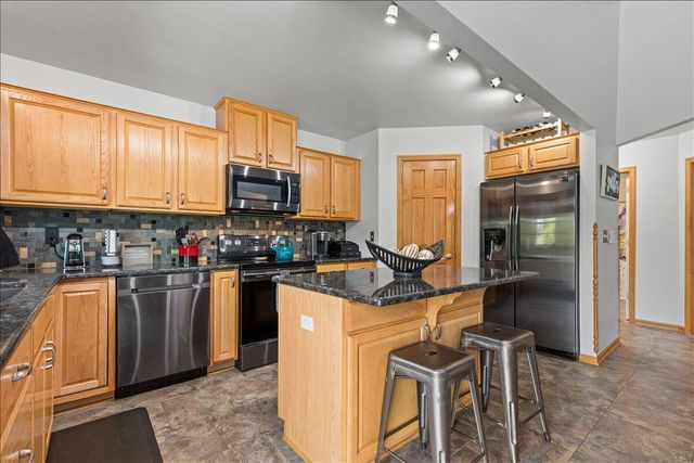 1990 Hummingbird DRIVE, Jackson, WI 53037