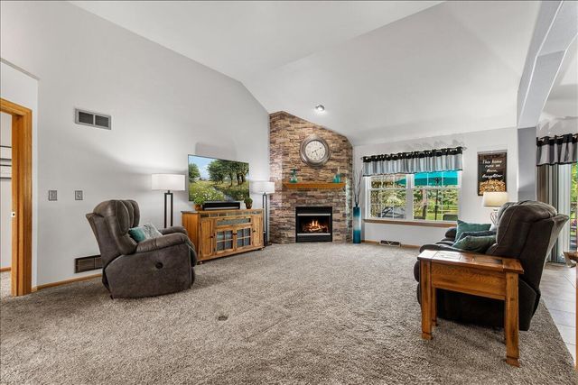 1990 Hummingbird DRIVE, Jackson, WI 53037