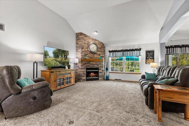 1990 Hummingbird DRIVE, Jackson, WI 53037