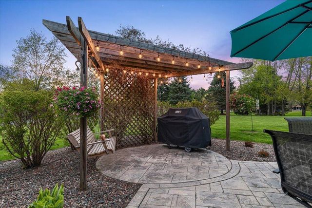 1990 Hummingbird DRIVE, Jackson, WI 53037