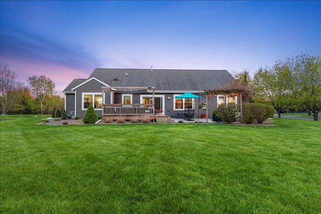 1990 Hummingbird DRIVE, Jackson, WI 53037