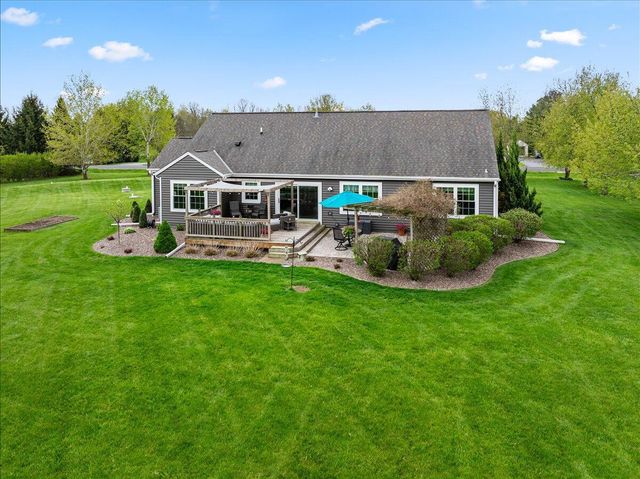 1990 Hummingbird DRIVE, Jackson, WI 53037