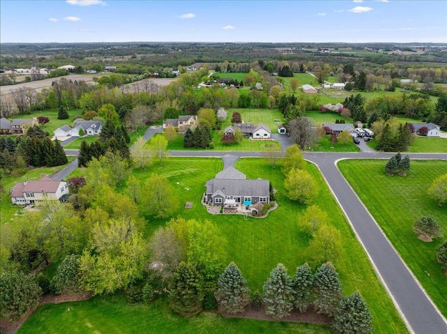 1990 Hummingbird DRIVE, Jackson, WI 53037