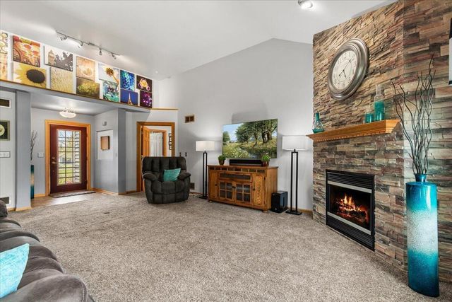 1990 Hummingbird DRIVE, Jackson, WI 53037