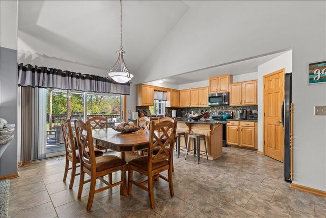 1990 Hummingbird DRIVE, Jackson, WI 53037