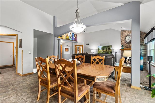 1990 Hummingbird DRIVE, Jackson, WI 53037