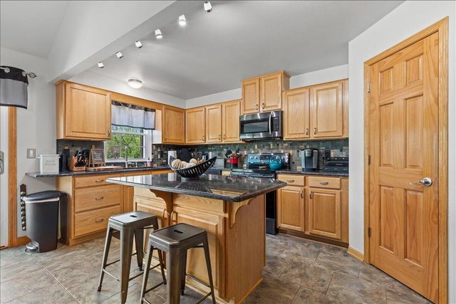1990 Hummingbird DRIVE, Jackson, WI 53037