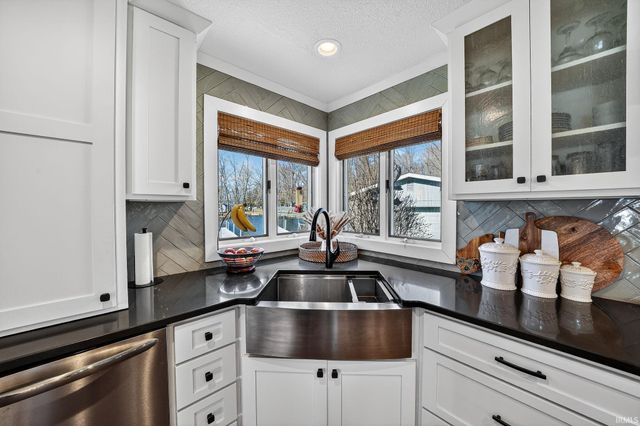 6611 N. Kalorama Rd., Leesburg, IN 46538