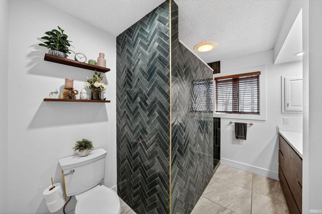 6611 N. Kalorama Rd., Leesburg, IN 46538