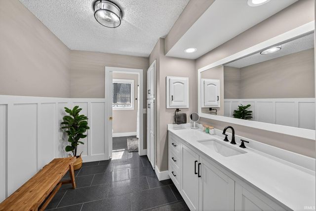 6611 N. Kalorama Rd., Leesburg, IN 46538