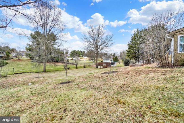 16 DICKINSON CT, New Freedom, PA 17349